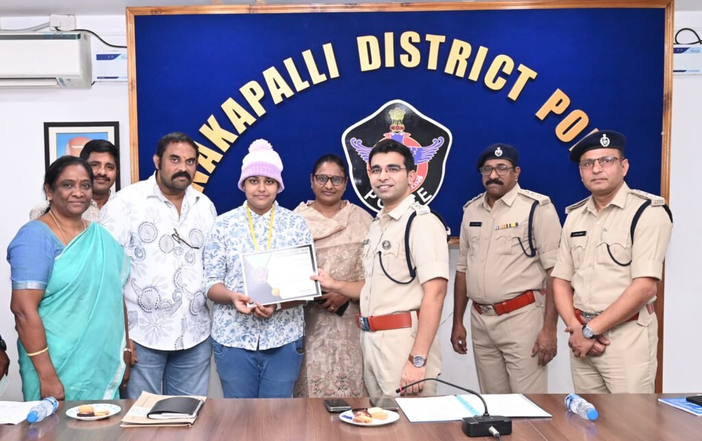 పోలీసు పిల్లల ప్రతిభను ప్రోత్సహిస్తూ స్కాలర్షిప్ లు