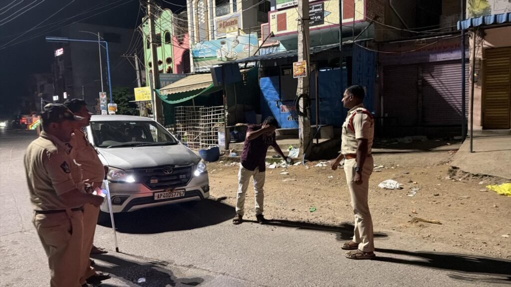 అన్నమయ్య జిల్లాలో అర్ధరాత్రి పోలీసుల ముమ్మర నిఘా