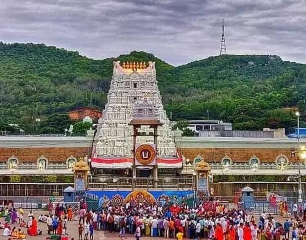 తిరుమల శ్రీవారిని దర్శించుకున్న భక్తులు