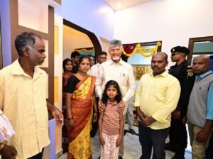 నెట్ జీరో’ విధానాన్ని అమలు చేస్తోన్న ఇళ్లను సందర్శించిన  చంద్రబాబు