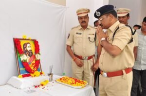 మన్యం వీరుడు అల్లూరికి అదనపు ఎస్పీ వెంకటాద్రి ఘన నివాళి