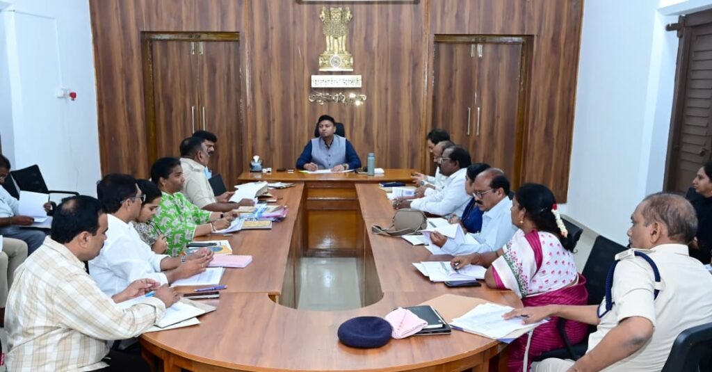 ఆదాయ లక్ష్యాల సాధనకు శాఖల సమన్వయం అవసరం: కలెక్టర్