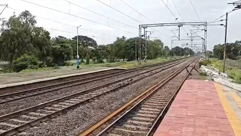 రైలు ఢీకొని నలుగురి మృతి