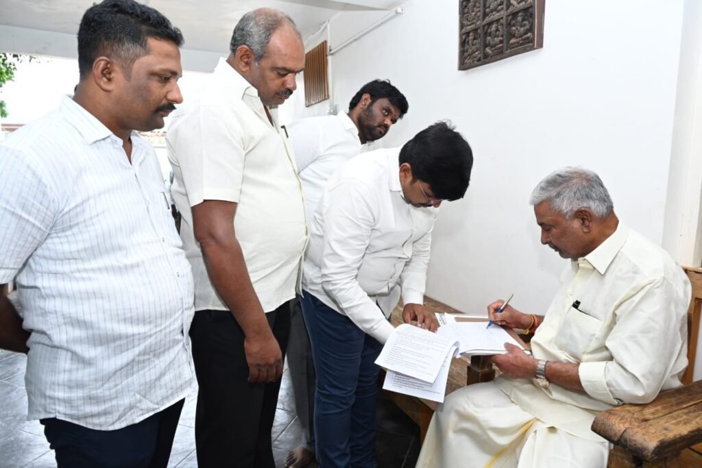 ఓటర్ ఎన్యుమరేషన్ ఫార్మ్ లో వివరాలు పూరించిన ఎమ్మెల్యే పెద్దిరెడ్డి రామచంద్రా రెడ్డి