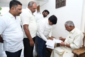 ఓటర్ ఎన్యుమరేషన్ ఫార్మ్ లో వివరాలు పూరించిన ఎమ్మెల్యే పెద్దిరెడ్డి రామచంద్రా రెడ్డి