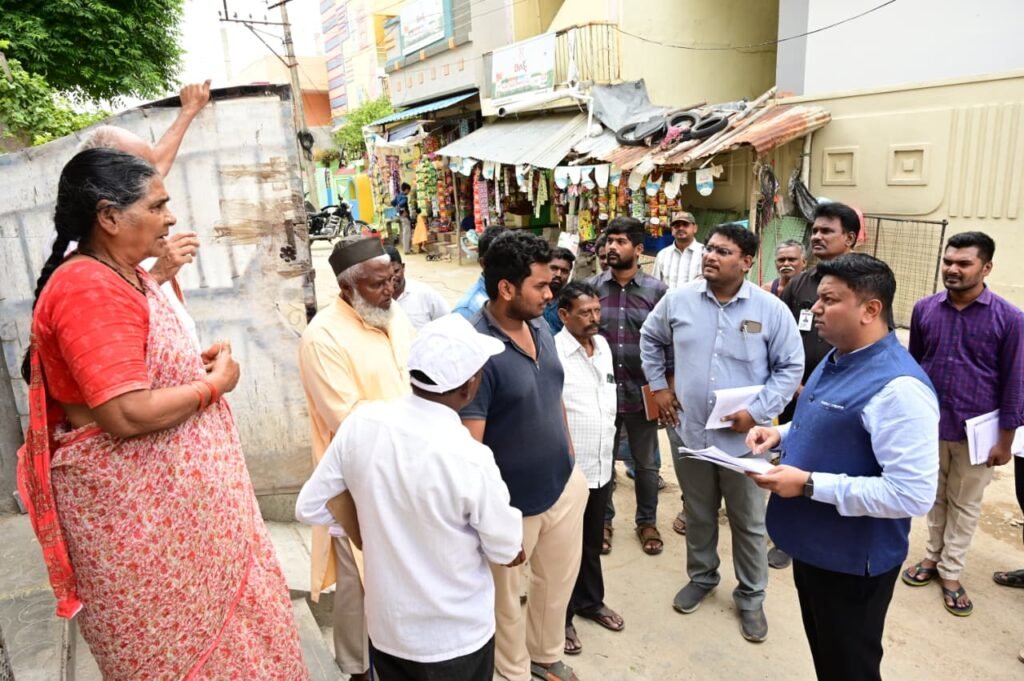 లక్కిరెడ్డిపల్లి మండలం ప్రత్యేక ఓటరు జాబితా సమగ్ర సవరణను క్షేత్రస్థాయిలో పరిశీలించిన జిల్లా కలెక్టర్.
