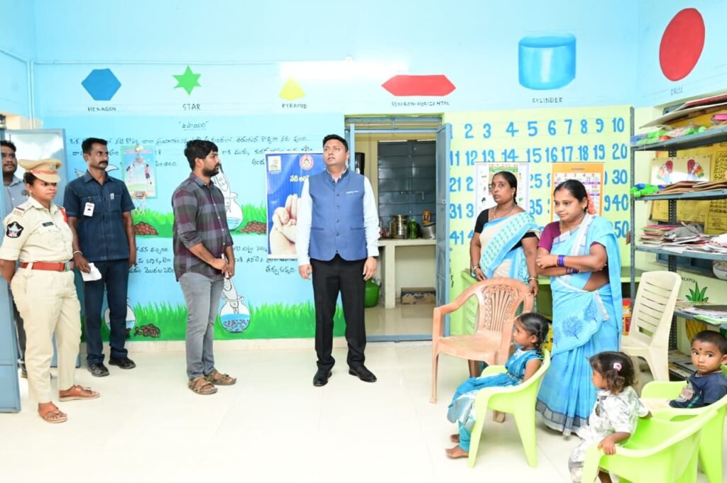 అంగన్‌వాడీ కేంద్రాన్ని తనిఖీ చేసిన కలెక్టర్