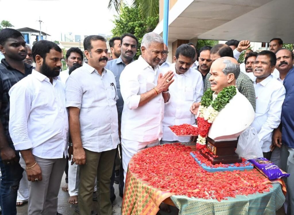 వైఎస్సార్ విగ్రహానికి నివాళులర్పిస్తున్నఎమ్మెల్యే పెద్దిరెడ్డి రామచంద్రారెడ్డి