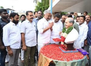 వైఎస్సార్ విగ్రహానికి నివాళులర్పిస్తున్నఎమ్మెల్యే పెద్దిరెడ్డి రామచంద్రారెడ్డి
