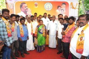 టీడీపీలో చేరిన పది కుటుంబాలు