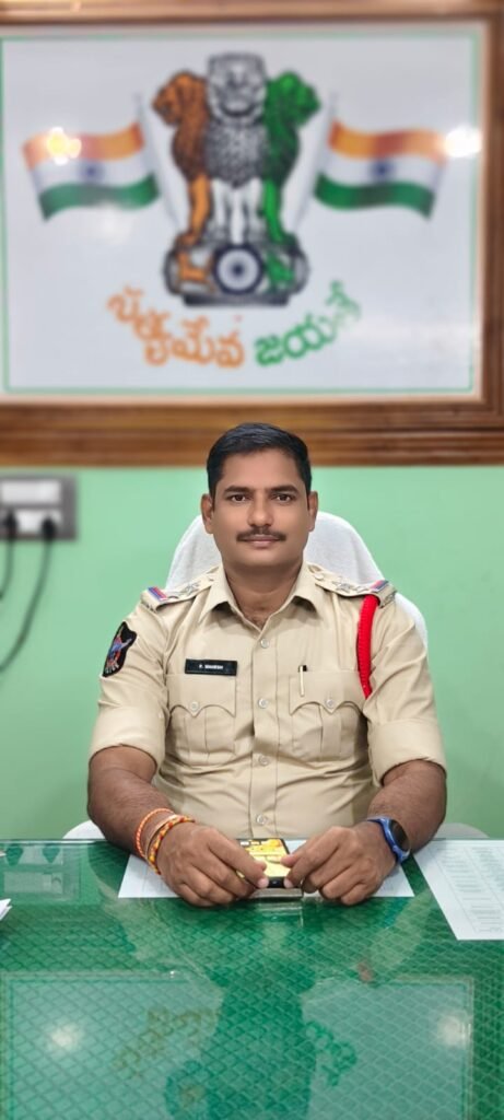 వాట్సాప్ గ్రూప్ అడ్మిన్‌లకు ఎస్‌ఐ మహేష్ హెచ్చరిక