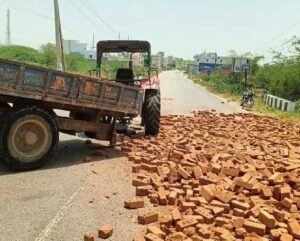 ఇటుకల ట్రాక్టర్ బోల్తా.. ముగ్గురు కూలీలకు గాయాలు