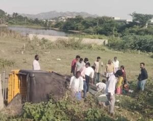 బైకును తప్పించబోయి ఆటో బోల్తా.. ఆరుగురికి గాయాలు