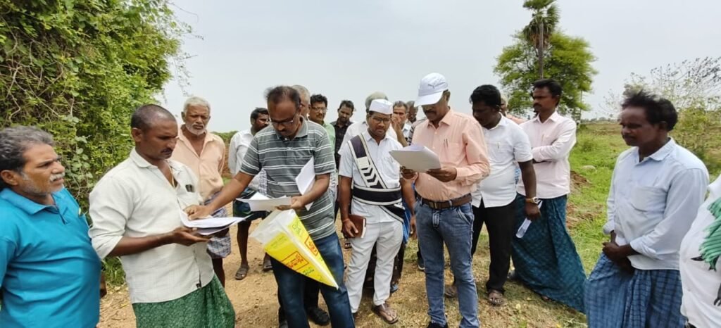 డొంక సమస్యపై ఆర్డీవో క్షేత్రస్థాయి పరిశీలన..