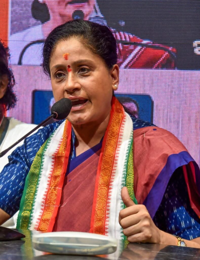 సొంత ప్రభుత్వం, పోలీస్ అధికారులపై కాంగ్రెస్ ఎమ్మెల్సీ విజయశాంతి ఆగ్రహం