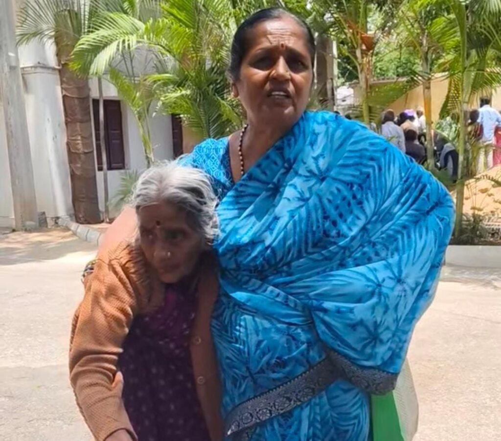 ఆస్తి రాయించుకుని… తల్లిని రోడ్డుపై వదిలేసిన కూతురు!