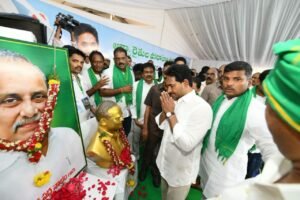 ముద్రగడ పద్మనాభం చిత్రపటానికి నివాళులర్పించిన వైయస్‌ జగన్‌