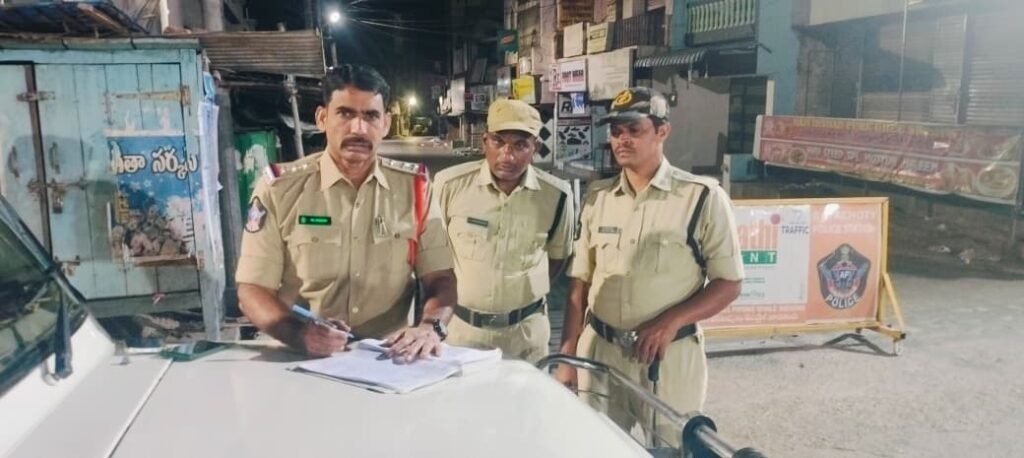 పోలీసు అధికారులు తనిఖీ
