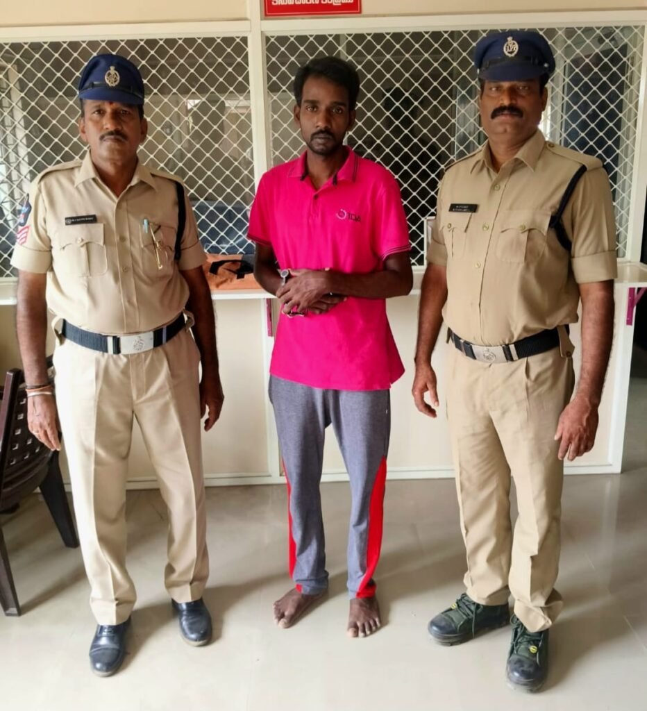 ఎర్రచందనం స్మగ్లరుకు ఐదేళ్ల జైలు శిక్ష – రూ.6లక్షల జరిమానా