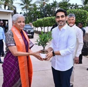 కేంద్ర ఆర్థికమంత్రి నిర్మలా సీతారామన్ కు స్వాగతం పలికిన మంత్రి లోకేష్