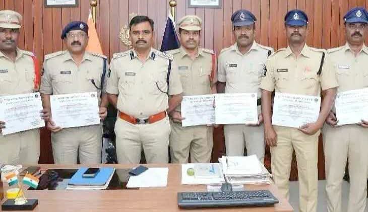 పోక్సో కేసులో సేవలందించిన పోలీసులకు “అవార్డులు”