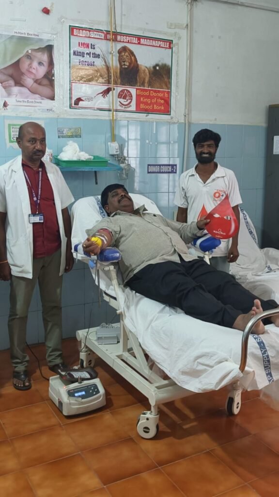రక్తదానం చేసి ఆదర్శంగా నిలిచిన డీఎస్పీ చంద్రశేఖర్