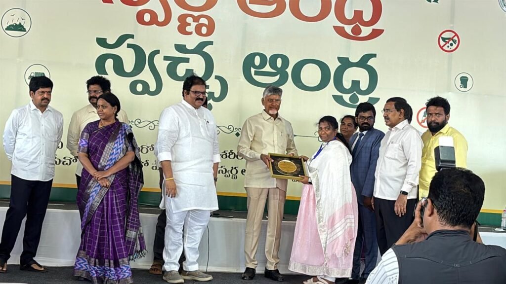 సీఎం చేతుల మీదుగా అవార్డు అందుకున్న మదనపల్లి మున్సిపల్ కమిషనర్