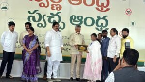 సీఎం చేతుల మీదుగా అవార్డు అందుకున్న మదనపల్లి మున్సిపల్ కమిషనర్