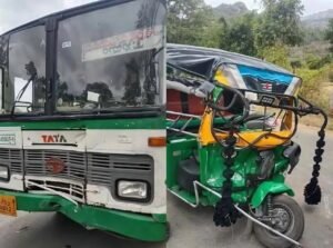 మొగసాలమర్రి వద్ద ఆర్టీసీ బస్సు–ఆటో ఢీ.. డ్రైవర్‌కు తీవ్ర గాయాలు