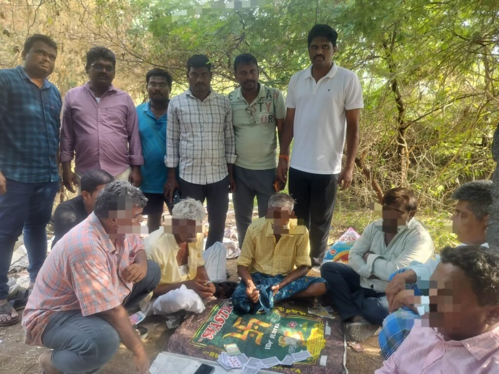 చిలకలూరిపేటలో పేకాట రాయుళ్ల అరెస్టు..