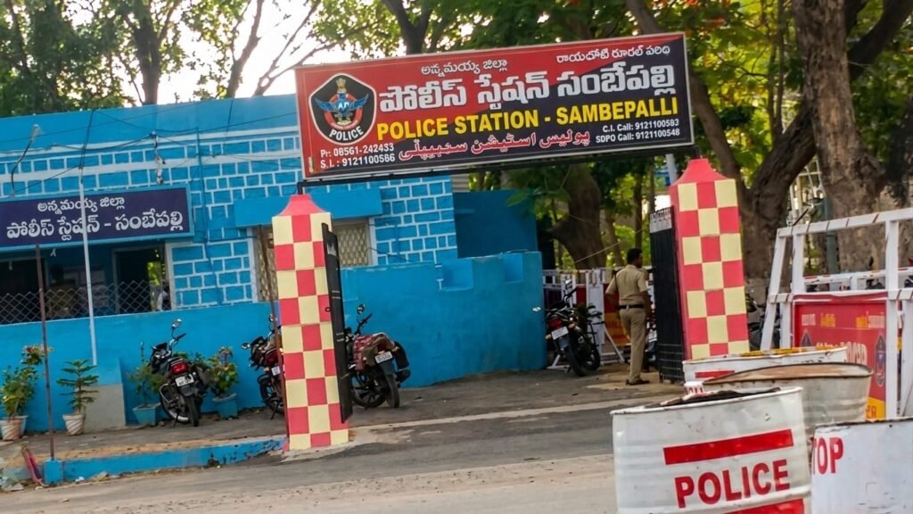 పేకాట స్థావరంపై పోలీసుల మెరుపుదాడి.. 10 మంది జూదరుల అరెస్టు