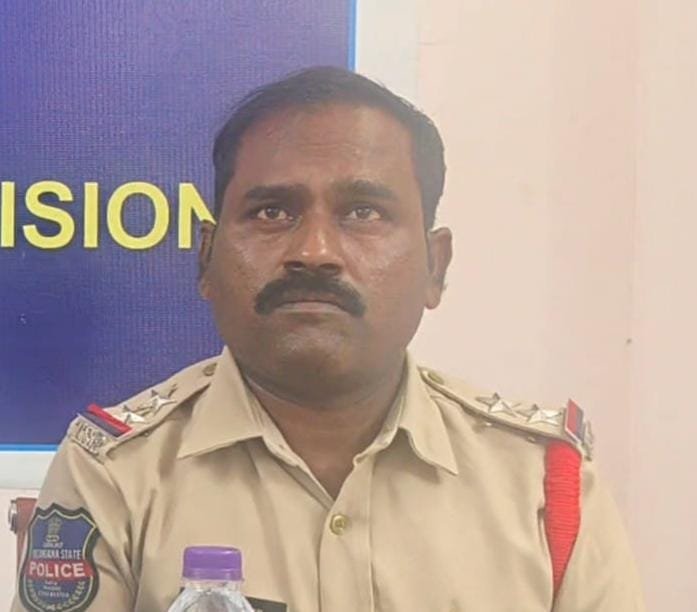 ఎస్‌ఐ మహేందర్  సస్పెండ్