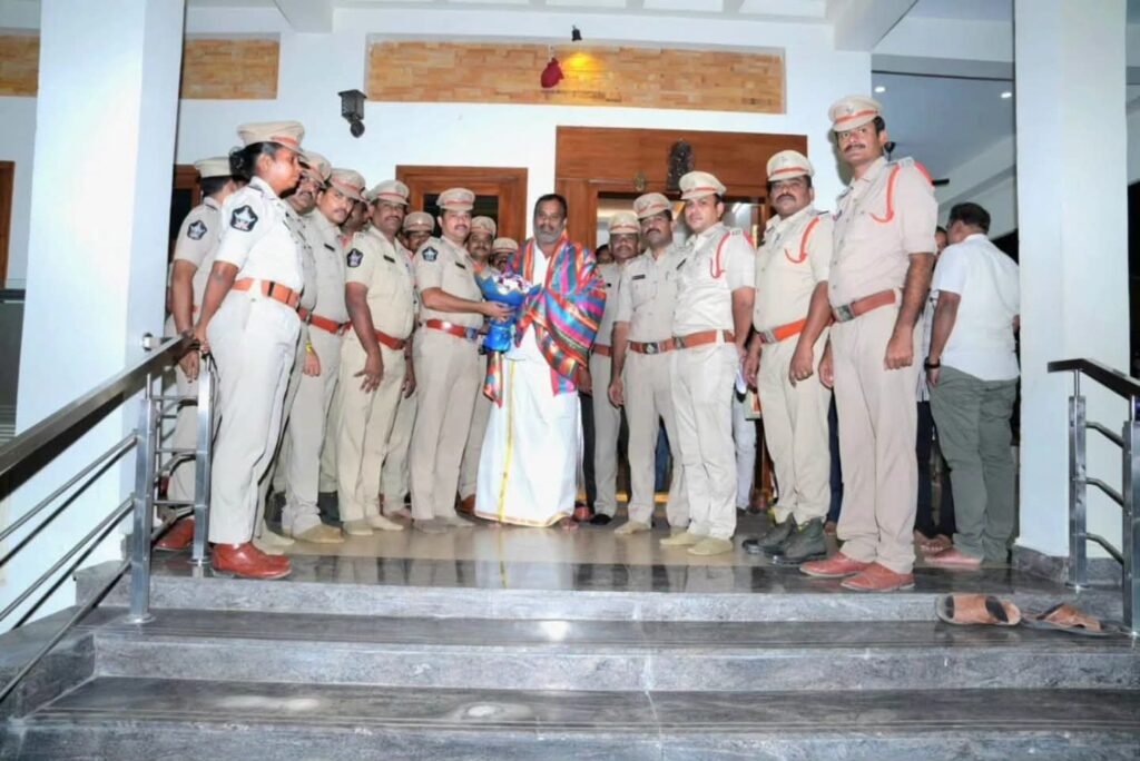 మంత్రి రాంప్రసాద్ రెడ్డి కి వినతిపత్రం అందజేసిన పోలీసు శాఖ