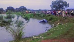 చెరువులోకి దూసుకెళ్లిన కారు…ఐదుగురి మృతి