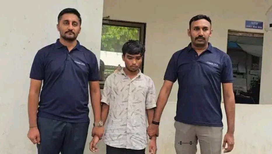 నకిలీ యాప్లను సృష్టించినందుకు 18 ఏళ్ల యువకుడు అరెస్టు.