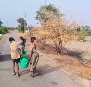 బడి పిల్లలకు తీరని తాగునీటి కష్టాలు