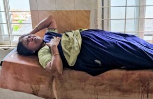 గుడివాడ నెహ్రూ చౌక్‌లో మహిళ ఆత్మహత్యాయత్నం…