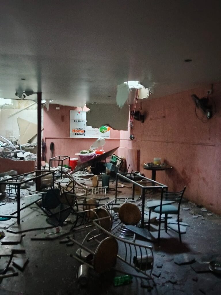హోటల్ ధ్వంసం.