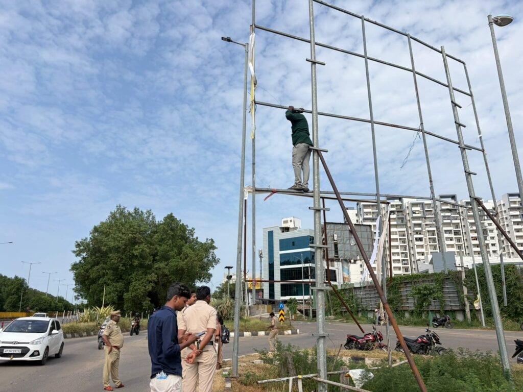 టీడీపీ జాతీయ కార్యాలయం ఎదుట ఓ కుటుంబం ఆత్మహత్యాయత్నంతో నిరసన..!