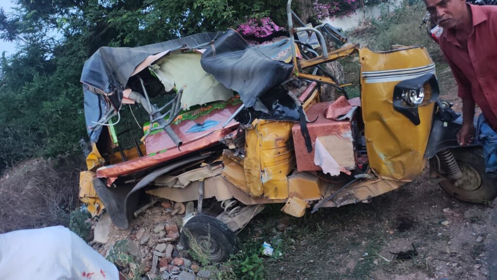 బస్సు ఆటో ఢీకొని. ఒకరు మృతి