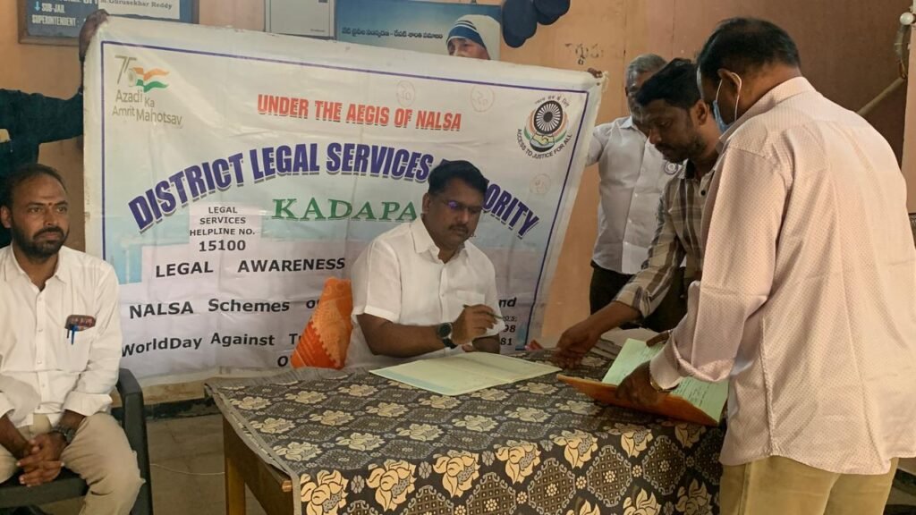 రాజంపేట సబ్‌జైలులో ఖైదీలతో మాట్లాడిన న్యాయ సేవాధికార సంస్థ కార్యదర్శి