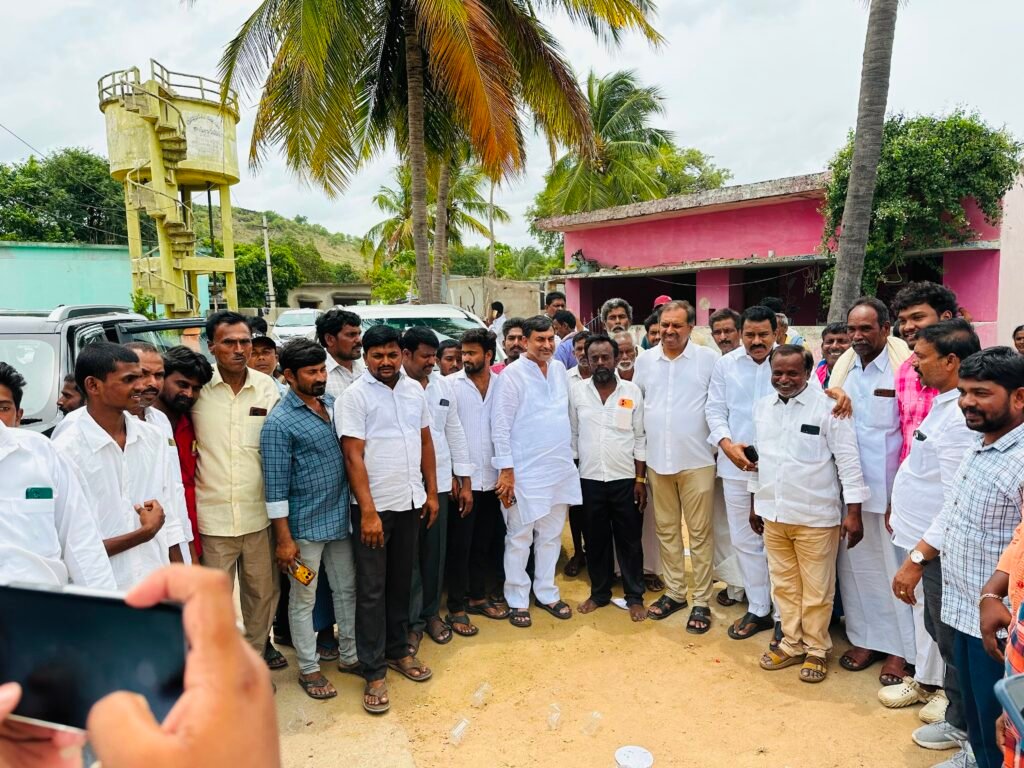 లక్కిరెడ్డిపల్లెలో వైఎస్ఆర్‌సీపీ నేతల గ్రామ పర్యటన