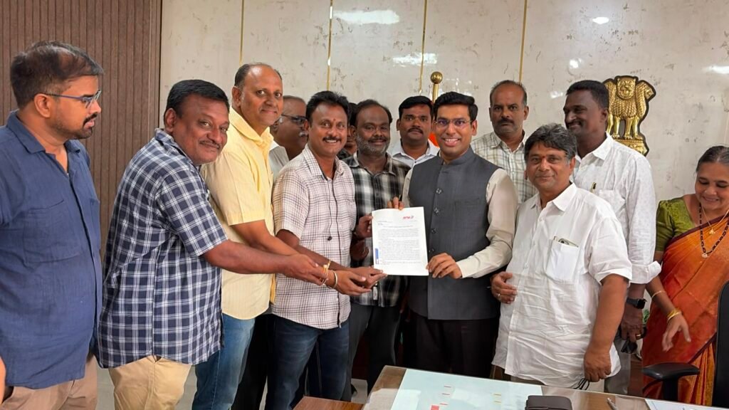 జర్నలిస్టుల సమస్యల పరిష్కారానికి కలెక్టర్‌కు వినతిపత్రం