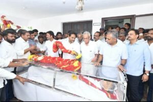 వైయస్‌ ఆనంద్‌రెడ్డి అంత్యక్రియల్లో పాల్గొన్న మాజీ ముఖ్యమంత్రి