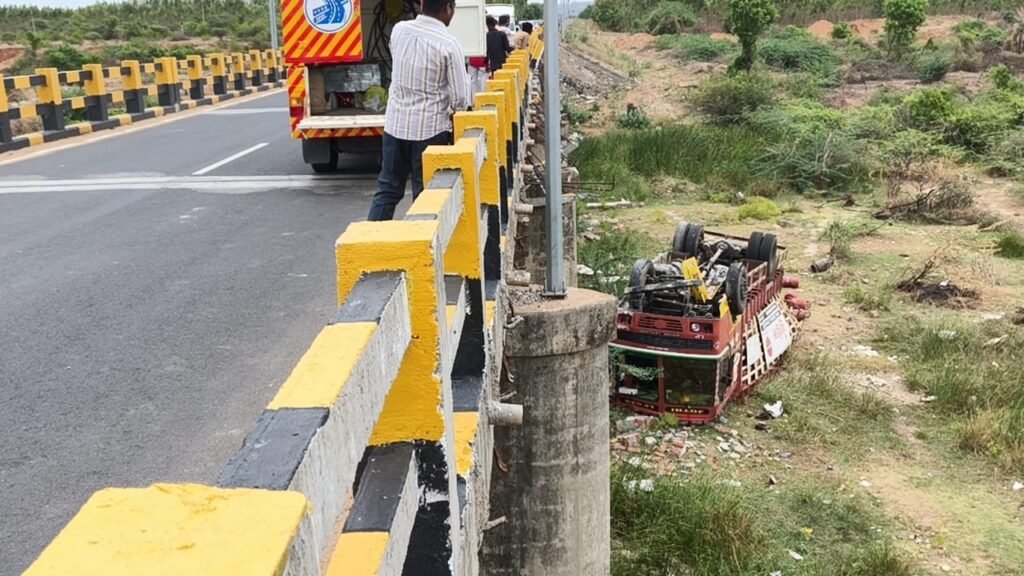 దుత్తలూరు మండలం తెడ్డుపాడు పిల్లాపేరు బ్రిడ్జిపై రోడ్డు ప్రమాదం