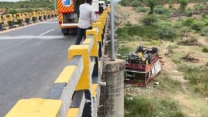 దుత్తలూరు మండలం తెడ్డుపాడు పిల్లాపేరు బ్రిడ్జిపై రోడ్డు ప్రమాదం