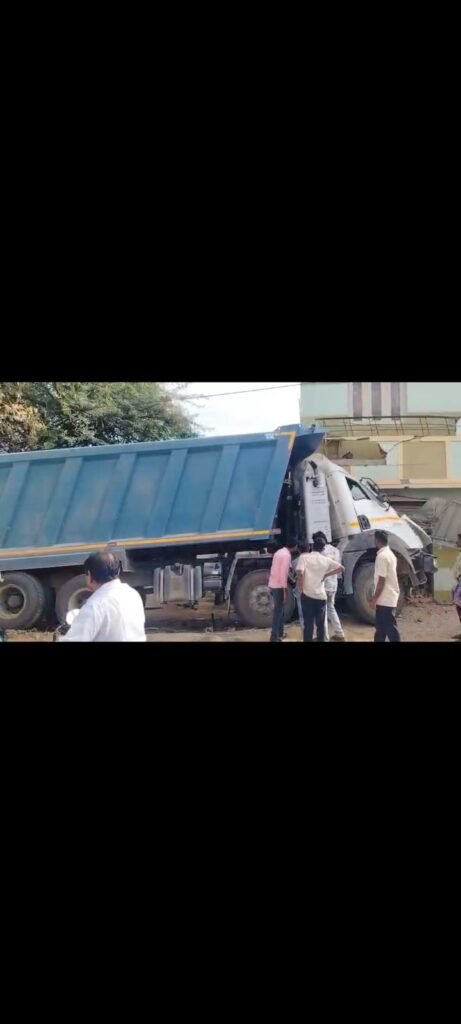 బి.కొత్తకోటలో తప్పిన పెను ప్రమాదం…
