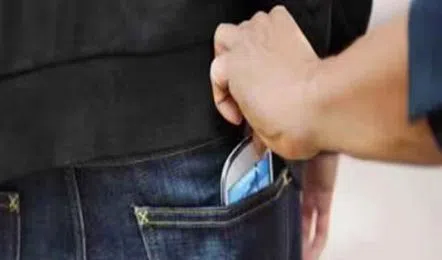 సెల్‌ఫోన్‌ చోరీ