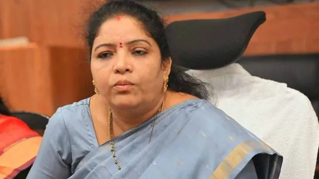 పాఠశాలను ఆకస్మికంగా సందర్శించిన మంత్రి సంధ్యారాణి