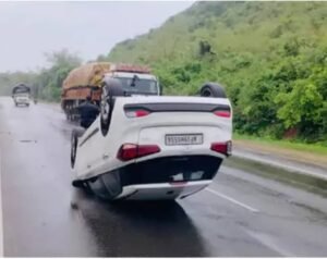 టైరు పంచరై బోల్తా పడ్డ  తుఫాన్ వాహనం..